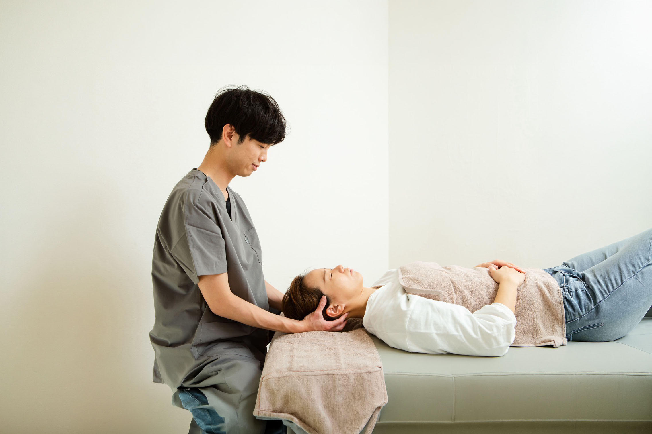 院長が、お客様の首まわりを整えている様子