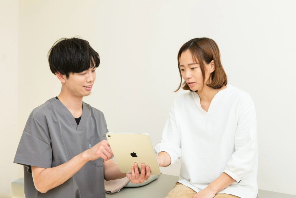 院長が、タブレットを見せながら説明している様子