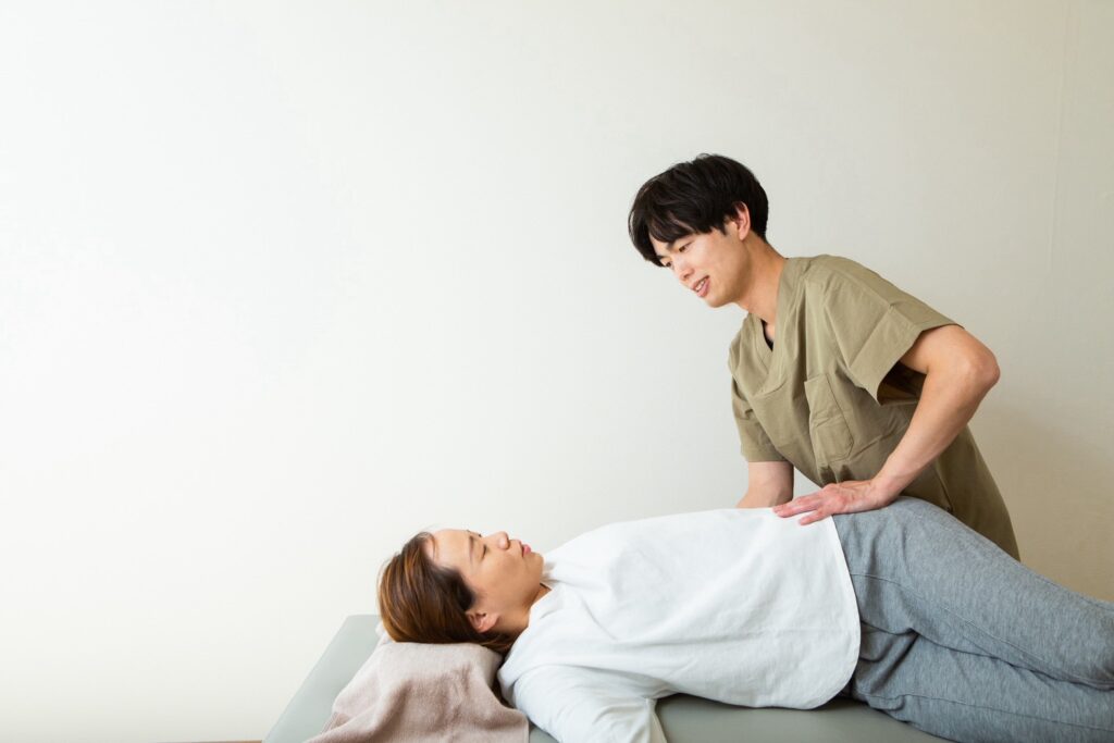 院長が背中まわりを施術している様子